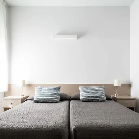 Residencia Universitaria Resa Roberto De Nobili * サン・クガ・デル・バリェス