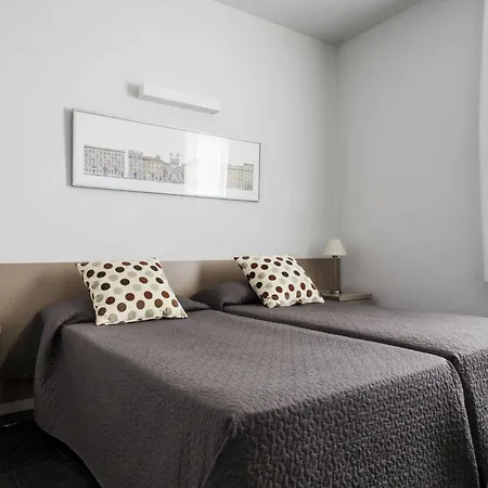 Residencia Universitaria Resa Roberto De Nobili * サン・クガ・デル・バリェス